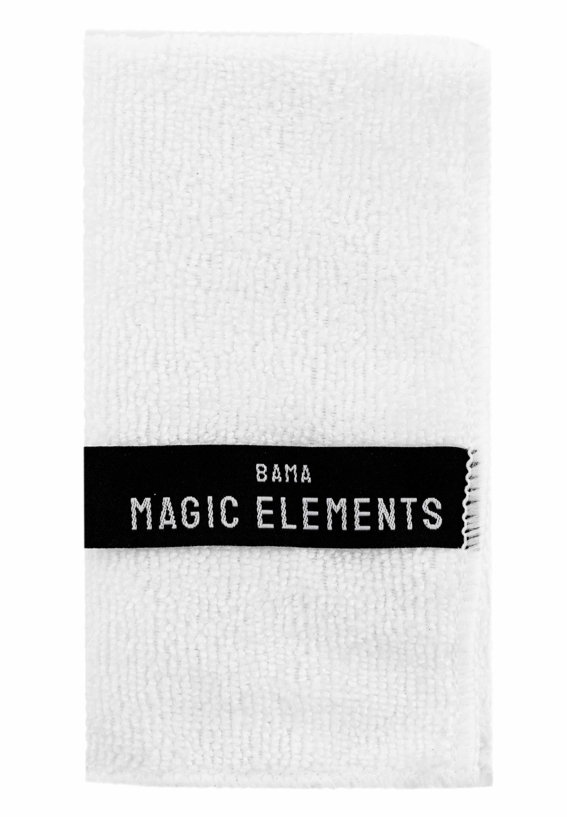 Foto eines Pflegetuches mit dem Namen Magic Elements von Bama. Dieser Lappen ist weiß, aus weicher Kunstfaser gefertigt und für das Nachpolieren von frisch gepflegten Schuhen gedacht.