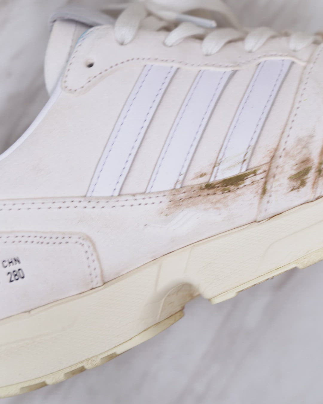 Produktvideo eines Schuhpflegeschaums der Firma Bama. Hier wird gezeigt wie bereits nach einer kurzen Einwirkzeit des Mittels von lediglich fünf Minuten dreckige Sneaker wieder blitzblank und weiß werden.