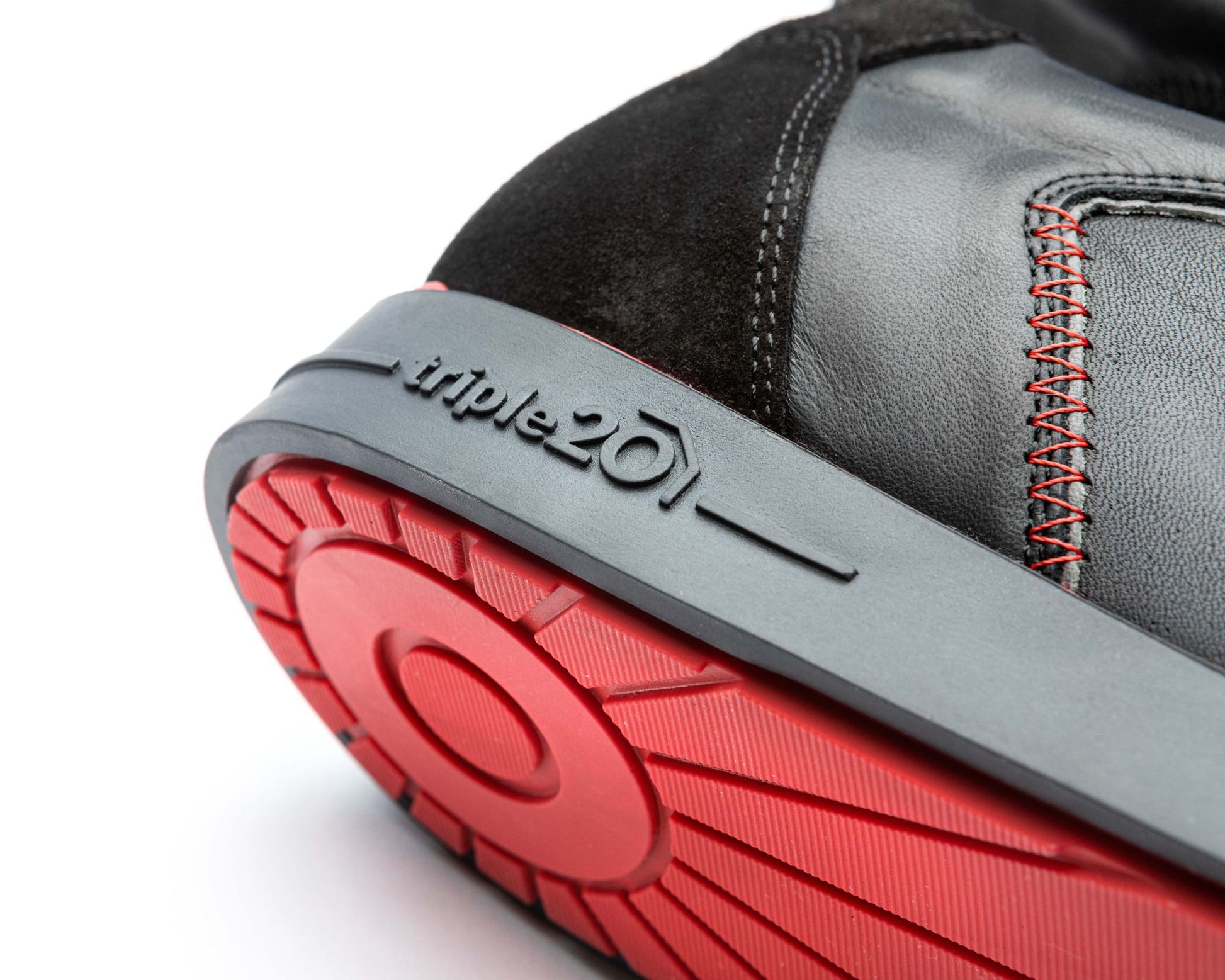 Nahaufnahme der Laufsohle eines Dartschuhs von triple20. Toll sind die auffälligen Kontraste, die sich durch das Zusammenspiel von tiefem Schwarz und sattem Rot ergeben. Die Verarbeitung des gesamten Schuhs ist hochwertig und sauber, hier erhält man Qualität zum fairen Preis.
