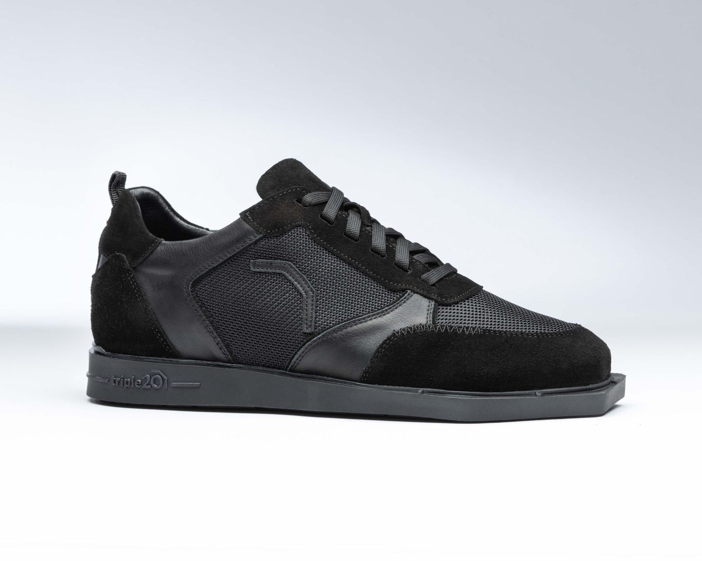 Seitenansicht eines rechten Schuhs. Es handelt sich hier um komplett schwarze Dartschuhe von triple20 mit patentierter Spezialsohle, die ebenfalls schwarz ist.