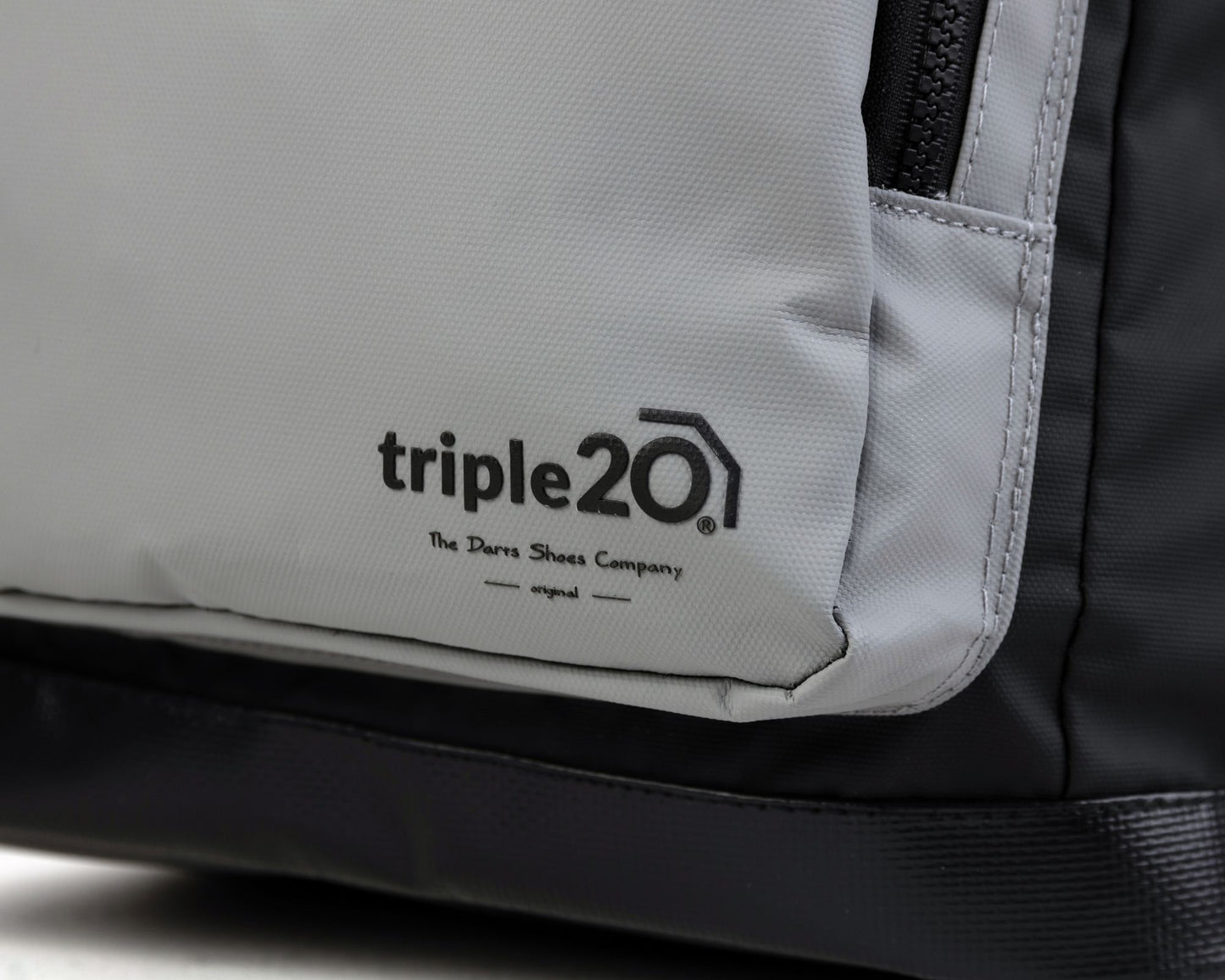 Nahaufnahme eines neuartigen Dartrucksacks der Firma triple20. Man erkennt sehr gut das Logo des Anbieters, der 2022 die weltweit ersten und patentierten Schuhe für den Dartsport entwickelt und auf den Markt gebracht hat.